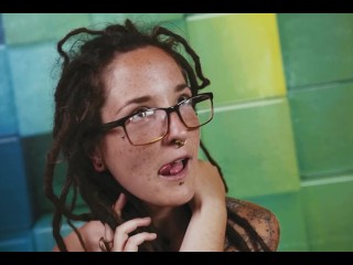 Outdoor Bondage Shibari Suspension - Fille Maigre Tatouée En Cordes Sur un Arbre