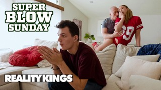 REALITY KINGS - Es ist so schwer für Lucy Doll, ihrem Freund treu zu bleiben, wenn er den Super Bowl schaut