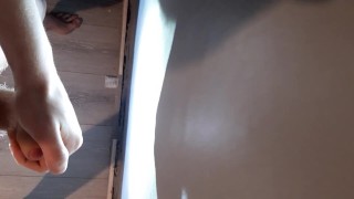 2 minutes de branlette en gémissant, je suis venu sur mon mur