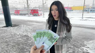 黒髪ロングの褐色貧乳美女をナンパして電車の個室内で生ハメして尻に大量にぶっかける主観映像
