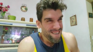 Ele faz caretas quando está se masturbando