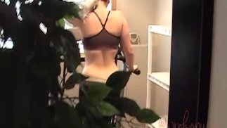 Sprchování Big Step Sister Trades Little Step Brother Sexuální Laskavost Za Dělání Jejích Domácích Prací - Winky Pussy