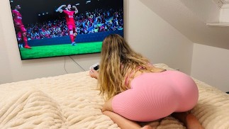 Foda-se minha colega de quarto alemã enquanto ela joga FIFA e goze em sua bunda grande
