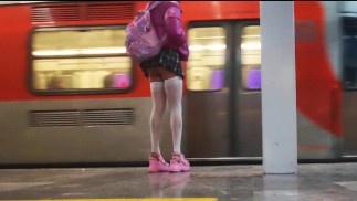 公立学校女生掀裙