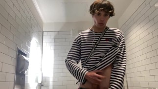 Schwules Teenie-Model masturbiert in der öffentlichen Toilette von Walmart!