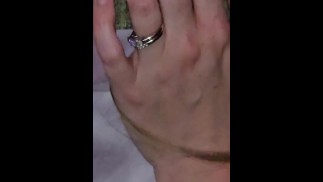Esposa amadora trai o marido com um enorme touro preto