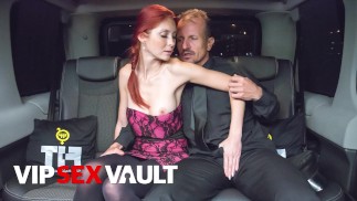 Zrzka Kattie Gold V Prdeli Na Zadním Sedadle Šoférem - VIP SEX TREZOR