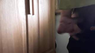 Дрочу и кончаю во время работы из-за такого большого возбуждения