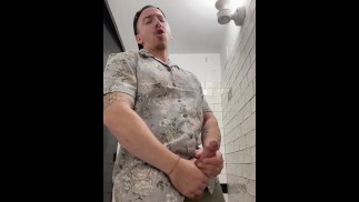 Semental se masturba en el urinal público esperando que venga el próximo macho a comerle su pollon