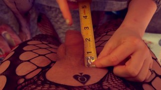 Mistress rappelle à cocu avec une mesure de bande pourquoi elle baise une BBC