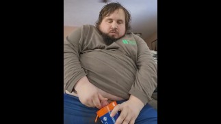 Gros mec masterbating