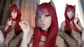 Entzückendes Egirl, das in Body-Netzstrümpfen raucht und ihre Muschi zeigt (vollständiges Video auf meinen ManyVids/0nlyfans)