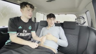Brytyjczycy przyłapani w samochodzie w miejscu publicznym