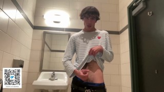 Gejowski nastoletni model masturbuje się w publicznej toalecie Starbucks *Prawie został złapany*