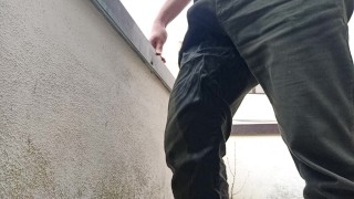 in meine Hose pinkeln und vom Balkon aus zuschauen