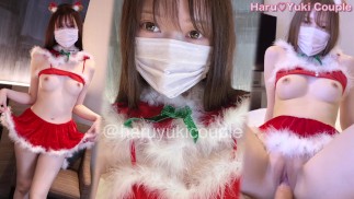Linda rapariga faz broche de limpeza e sexo creampie em cosplay de Pai Natal