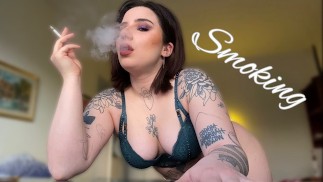 Sexy roken alternatief getatoeëerd model in lingerie