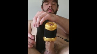 Gozando sem as mãos com masturbador automático