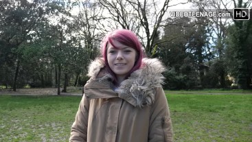 Une jolie fille de 18 ans fait un casting de vidéo de lingerie