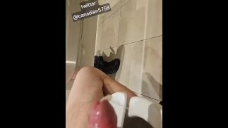 Obrovská krémová nálož na veřejných záchodcích