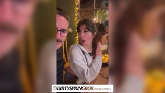 Aaliyah Yasin se mete los dedos en el restaurante ocupado