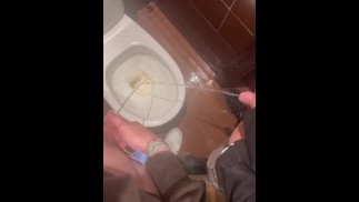 Dois héteros mijando juntos no bar