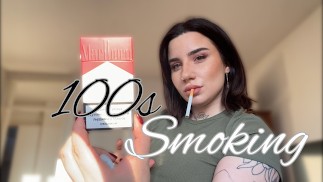 Hot Tetovaný Model Kouří Marboro Red 100s