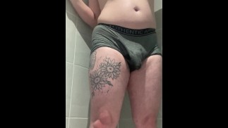 Trans jongen wanhopig pissen zichzelf met behulp van STP na uren vasthouden (eerste omorashi ervaring)