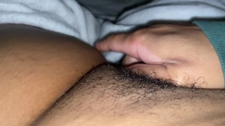 Orgasme intense de clitoris d’une jeune femme lesbienne