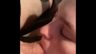 Сексуальную брюнетку-подростка трахают в лицо, пока парень на работе