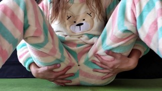 パジャマを着た貧乳女子高生がマンコをオナニーして潮吹きオーガズム