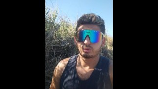 Minet masculin et masculin se touchant dans la mer à l’extérieur - Latino
