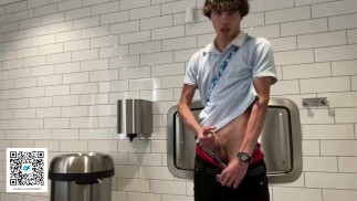 Un modèle gay se masturbe à l’intérieur des toilettes publiques des épiceries !