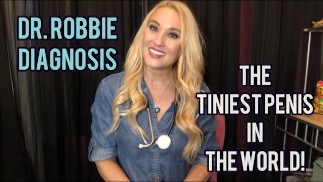 Un médecin examine votre petit pénis et vous diagnostique avec le plus petit pénis du monde ! Julia Robbie