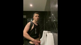 Meinen Schwanz auf der Fitnesstoilette blinken lassen