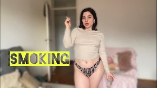 Modelo tatuada sexy fuma Marlboro Red