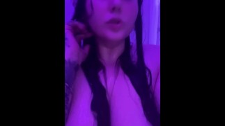 Douche JOI & Gode pipe avec une Beauty tatouée séduisante