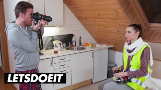 Photographe baise Cute livreuse Liz Heaven après la séance photo - LETSDOEIT