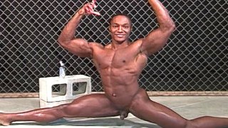 BODYBUILDER ANDRE STEELE fa le spaccate nudo