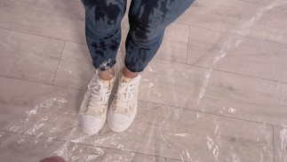 Ik bevochtig mezelf door panty en spijkerbroek. Vriend plast in mijn spijkerbroek