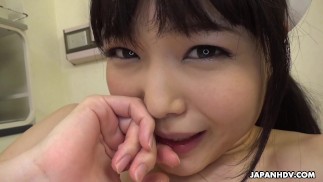 Un'infermiera giapponese Shino Aoi succhia il cazzo di un paziente nell'ufficio del medico senza censure.