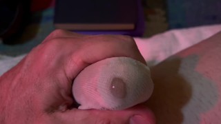 Brincando com meias fedidas e pré-gozo enquanto fala sujo