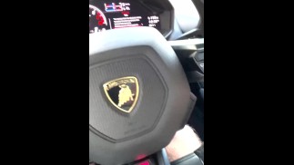 College-Mädchen fingert sich in LAMBO in den Frühlingsferien!!!