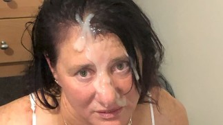 Sexy MILF quiere una carga enorme y cremosa por toda su cara y cabello