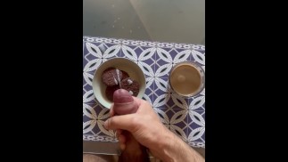 Frühstück mit mit Sperma gefüllten Keksen zubereiten - Essen