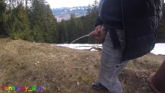 Pendant la randonnée dans les montagnes, j’ai dû pisser, puis j’ai branlé ma bite avec plaisir