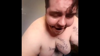 Grosse soumise baise un gode