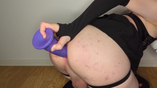 Femboy geme enquanto toma um vibrador de 8,5 polegadas