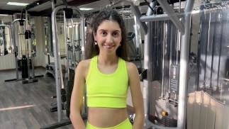 El entrenador sugirió nuevos ejercicios y me folló durante el entrenamiento