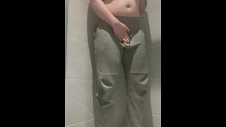 Trans jongen wanhopig probeert zijn plas te houden, maar laat zich los in zijn broek (omorashi gebruikt STP)